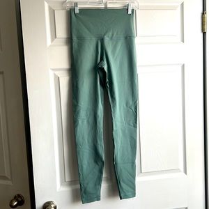 Size 6 Lululemon Sage Wunder Under Leggings